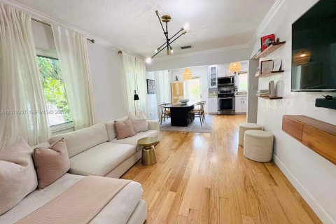 House in Coral Gables, Florida 3 bedrooms, 97.83 sq.m. № 2075215 - photo 8