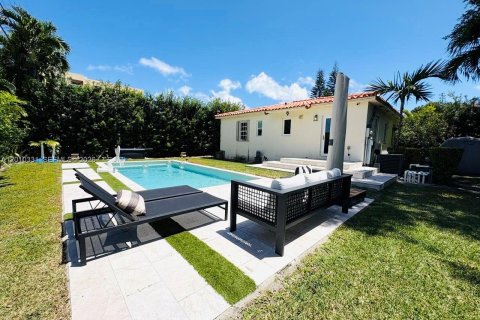 House in Coral Gables, Florida 3 bedrooms, 97.83 sq.m. № 2075215 - photo 26