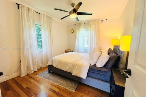 House in Coral Gables, Florida 3 bedrooms, 97.83 sq.m. № 2075215 - photo 17