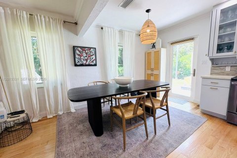 House in Coral Gables, Florida 3 bedrooms, 97.83 sq.m. № 2075215 - photo 13