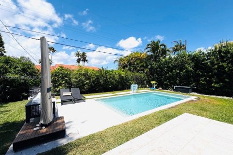 House in Coral Gables, Florida 3 bedrooms, 97.83 sq.m. № 2075215 - photo 28
