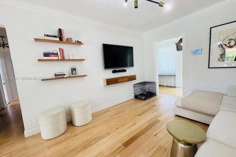 House in Coral Gables, Florida 3 bedrooms, 97.83 sq.m. № 2075215 - photo 10