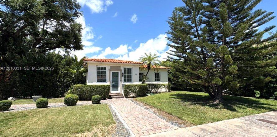 House in Coral Gables, Florida 3 bedrooms, 97.83 sq.m. № 2075215