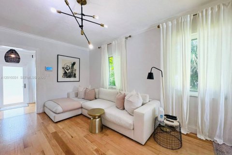 House in Coral Gables, Florida 3 bedrooms, 97.83 sq.m. № 2075215 - photo 9