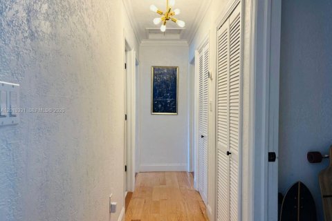 House in Coral Gables, Florida 3 bedrooms, 97.83 sq.m. № 2075215 - photo 15