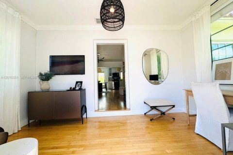 House in Coral Gables, Florida 3 bedrooms, 97.83 sq.m. № 2075215 - photo 4