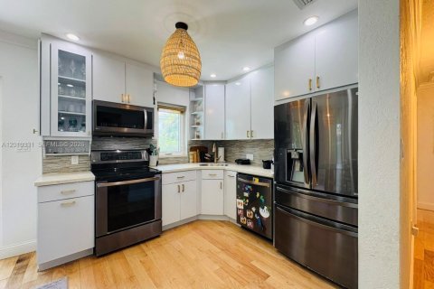 House in Coral Gables, Florida 3 bedrooms, 97.83 sq.m. № 2075215 - photo 14
