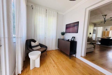 House in Coral Gables, Florida 3 bedrooms, 97.83 sq.m. № 2075215 - photo 5