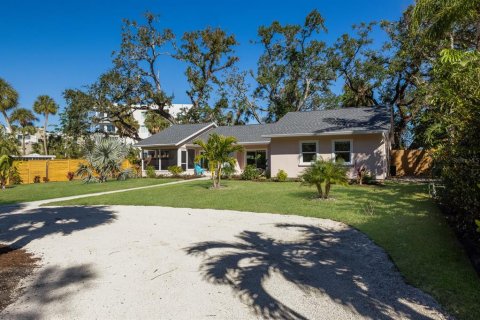 House in Sarasota, Florida 3 bedrooms, 156.63 sq.m. № 1553174 - photo 1