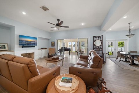 House in Clearwater, Florida 4 bedrooms, 318 sq.m. № 1868865 - photo 16