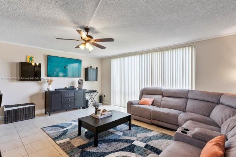 Touwnhouse à louer à Coral Springs, Floride: 3 chambres, 125.42 m2 № 1931281 - photo 2