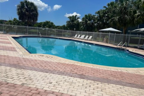 Condo in Miami, Florida, 2 bedrooms № 2077349 - photo 4