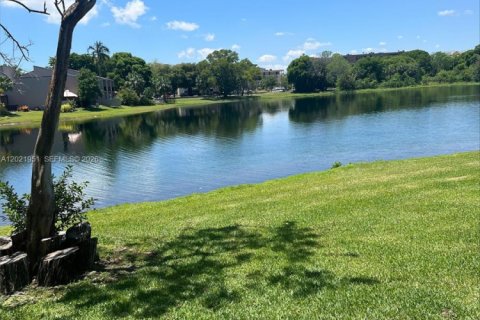 Condo in Miami, Florida, 2 bedrooms № 2077349 - photo 3