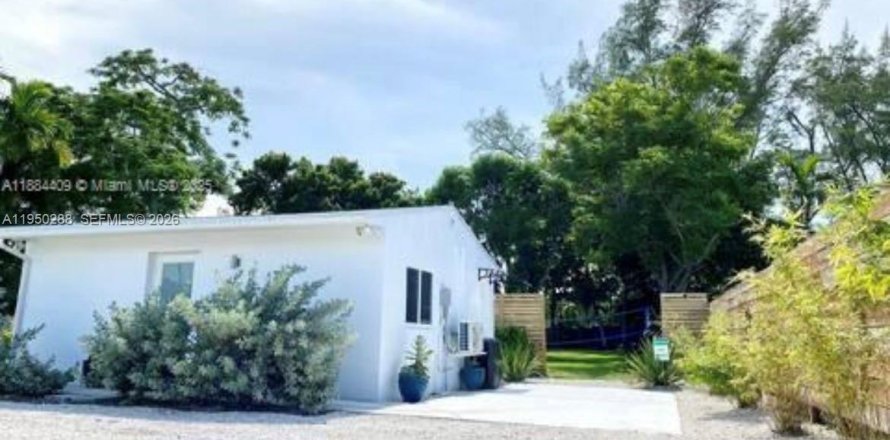 Propiedad comercial en Miami, Florida 46.45 m2 № 2153077