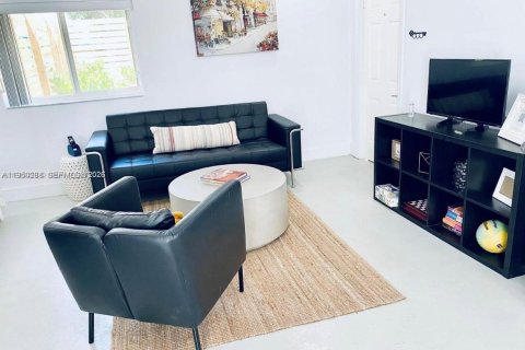 Propiedad comercial en alquiler en Miami, Florida, 46.45 m2 № 2153077 - foto 3