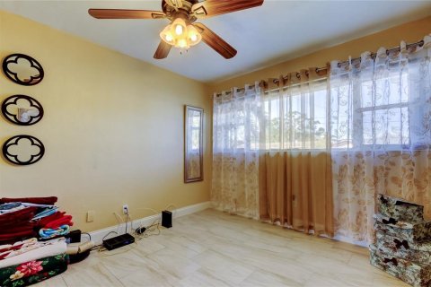 Condo in Saint Petersburg, Florida, 2 bedrooms  № 1571926 - photo 16