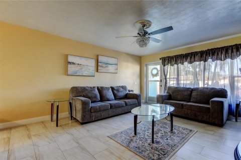 Condo in Saint Petersburg, Florida, 2 bedrooms  № 1571926 - photo 20