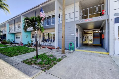 Condo in Saint Petersburg, Florida, 2 bedrooms  № 1571926 - photo 1