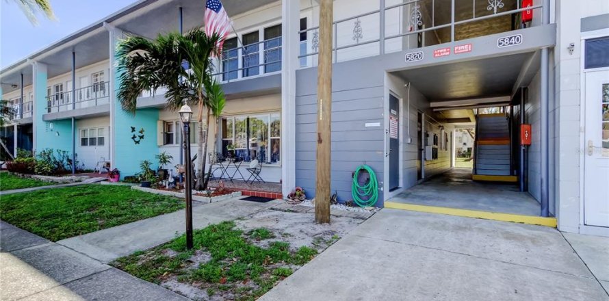 Condo in Saint Petersburg, Florida, 2 bedrooms № 1571926
