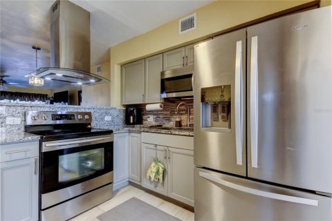 Condo in Saint Petersburg, Florida, 2 bedrooms  № 1571926 - photo 4