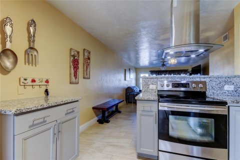 Condo in Saint Petersburg, Florida, 2 bedrooms  № 1571926 - photo 5