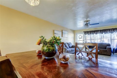 Condo in Saint Petersburg, Florida, 2 bedrooms  № 1571926 - photo 22