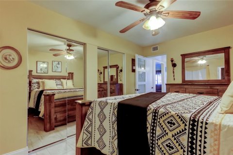 Condo in Saint Petersburg, Florida, 2 bedrooms  № 1571926 - photo 12