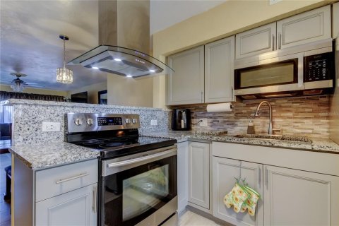 Condo in Saint Petersburg, Florida, 2 bedrooms  № 1571926 - photo 3