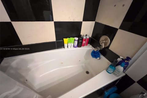 Copropriété à vendre à Hallandale Beach, Floride: 1 chambre, 76.18 m2 № 1972112 - photo 14