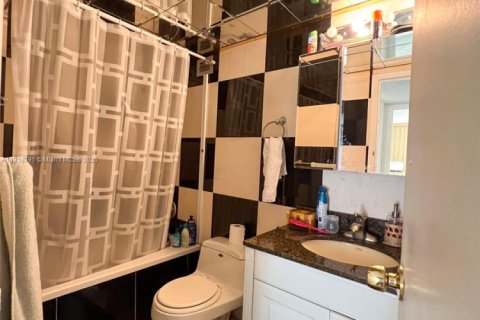 Copropriété à vendre à Hallandale Beach, Floride: 1 chambre, 76.18 m2 № 1972112 - photo 16