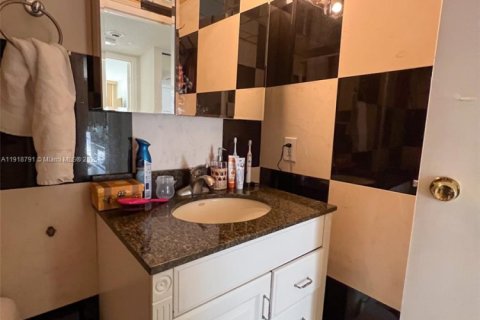 Copropriété à vendre à Hallandale Beach, Floride: 1 chambre, 76.18 m2 № 1972112 - photo 13