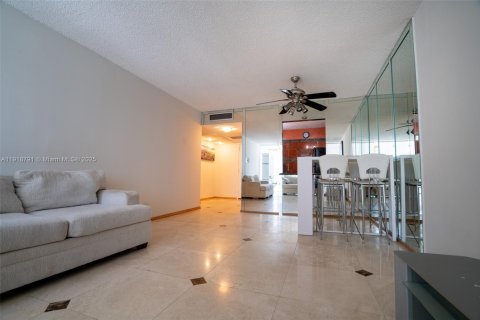 Copropriété à vendre à Hallandale Beach, Floride: 1 chambre, 76.18 m2 № 1972112 - photo 3