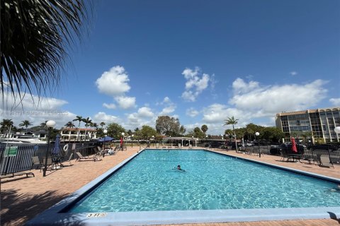 Copropriété à vendre à Hallandale Beach, Floride: 1 chambre, 76.18 m2 № 1972112 - photo 7