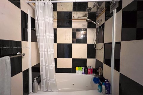 Copropriété à vendre à Hallandale Beach, Floride: 1 chambre, 76.18 m2 № 1972112 - photo 15