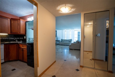 Copropriété à vendre à Hallandale Beach, Floride: 1 chambre, 76.18 m2 № 1972112 - photo 4