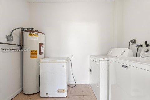 Commercial property in Miami, Florida 137.03 sq.m. № 2089446 - photo 13