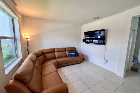 Снять в аренду таунхаус в Хомстед, Флорида 3 спальни, 137.77м2, № 1991933 - фото 2