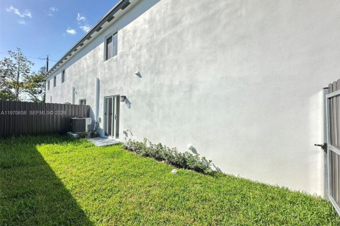 Townhouse in Miami, Florida 3 bedrooms № 2031340 - photo 16