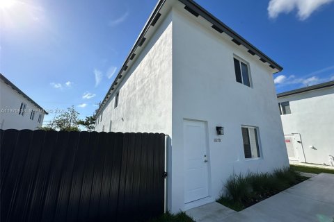 Townhouse in Miami, Florida 3 bedrooms № 2031340 - photo 2