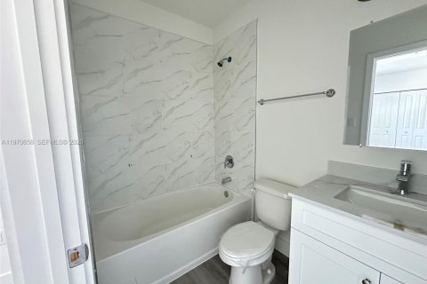 Townhouse in Miami, Florida 3 bedrooms № 2031340 - photo 13