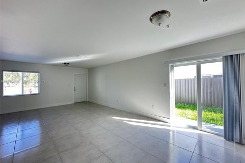 Townhouse in Miami, Florida 3 bedrooms № 2031340 - photo 5