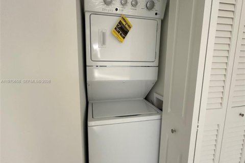 Townhouse in Miami, Florida 3 bedrooms № 2031340 - photo 6