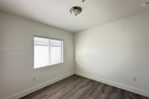 Townhouse in Miami, Florida 3 bedrooms № 2031340 - photo 9