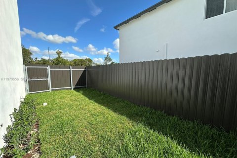 Townhouse in Miami, Florida 3 bedrooms № 2031340 - photo 15