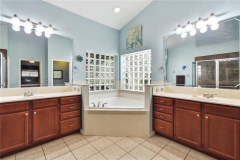House in Sorrento, Florida 3 bedrooms, 198.25 sq.m. № 2167620 - photo 28