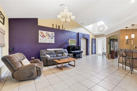 House in Sorrento, Florida 3 bedrooms, 198.25 sq.m. № 2167620 - photo 16