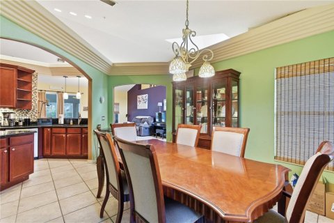 House in Sorrento, Florida 3 bedrooms, 198.25 sq.m. № 2167620 - photo 21