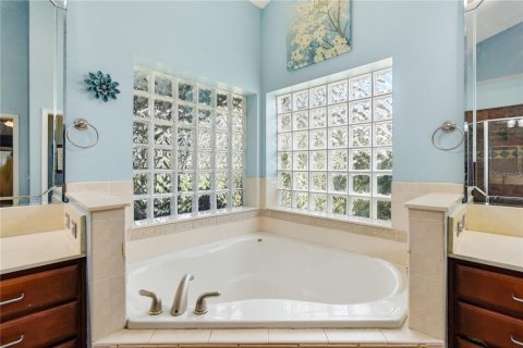 House in Sorrento, Florida 3 bedrooms, 198.25 sq.m. № 2167620 - photo 29