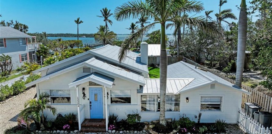 House in Cortez, Florida 3 bedrooms, 131.92 sq.m. № 1613678