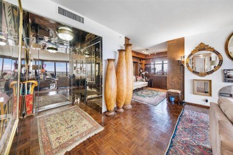 Condo in Miami, Florida, 2 bedrooms  № 1940807 - photo 8